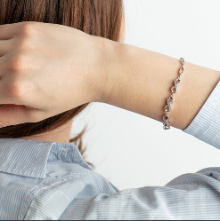 Alternative view of Pulsera Infinitos Lotus Silver.